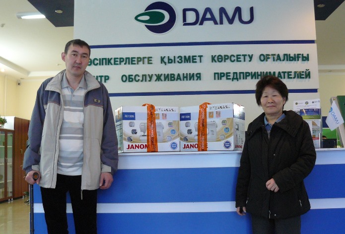 28 марта в Центре обслуживания предпринимателей по Жамбылской области двум предпринимателям с ограниченными возможностями были вручены швейные машинки в рамках программы «Даму-Комек».