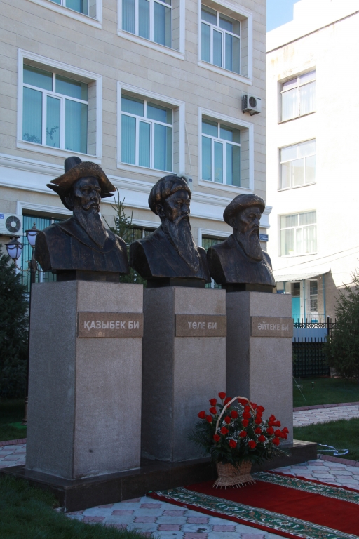 Программа визита началась с открытия памятника «Уш би», установленного перед зданием Алматинского областного суда. 