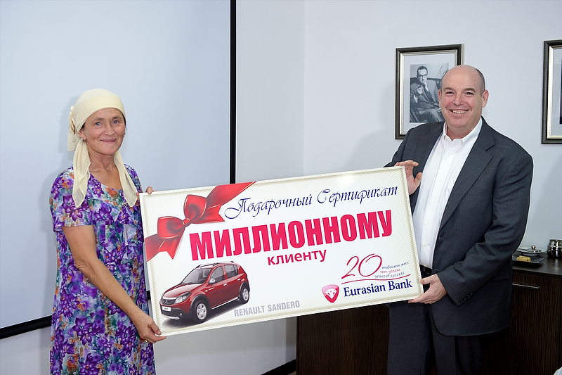 Малика Сейтбекова,  обладательница нового автомобиля Renault Sandero, Майкл Эгглтон, Председатель Правления Евразийского банка