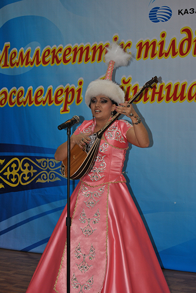 В конце февраля в Шымкенте прошел второй конкурс казахских песен — «Звезды телекома».