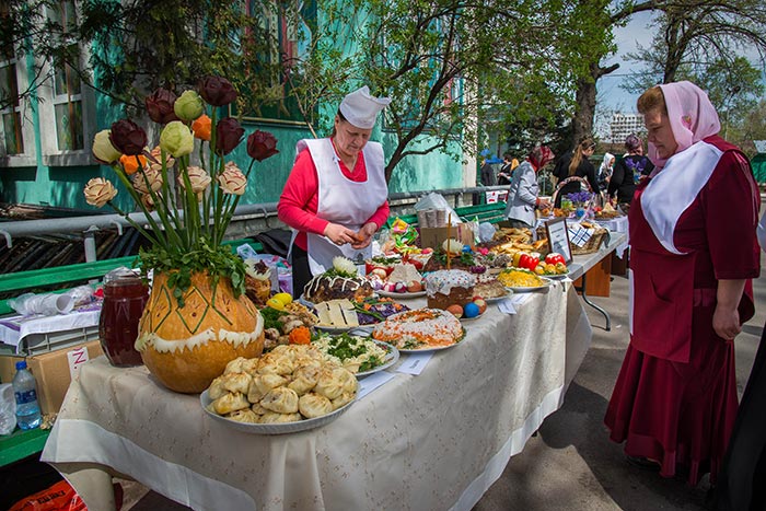 27 апреля на соборной площади перед Свято-Никольским собором города Алматы по благословению митрополита Астанайского и Казахстанского Александра прошел фестиваль пасхальной кухни.