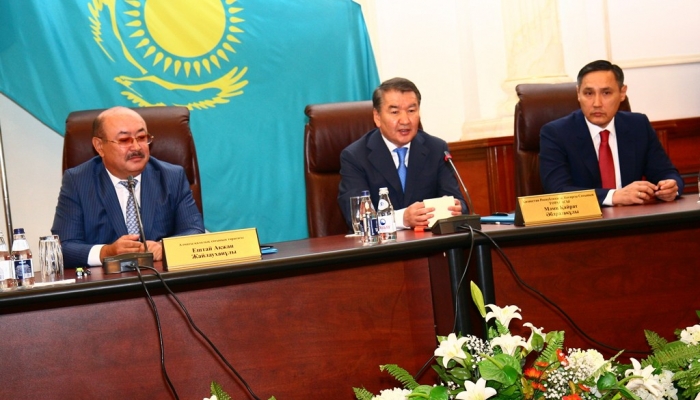 Сегодня в Алматинском городском суде Председатель Верховного Суда Кайрат Мами принял участие в торжественном собрании посвященном Дню Конституции Республики Казахстан.