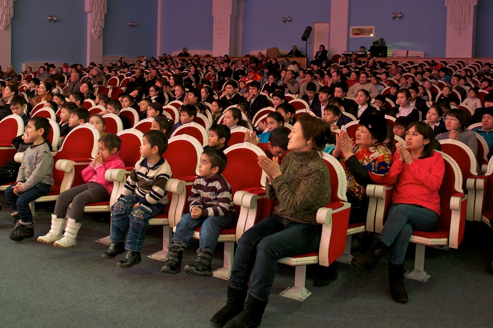 В Алматы на сцене «Казахконцерта» в рамках гастрольного тура театра «Астана Опера» при поддержке Народного банка Казахстана прошел благотворительный концерт симфонического оркестра для воспитанников детских домов.