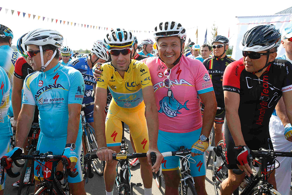 Господин Смагулов приобрел велосипед, на котором лидер команды Astana Pro Team Винченцо Нибали в этом году выиграл престижнейшую веломногодневку «Тур де Франс». 