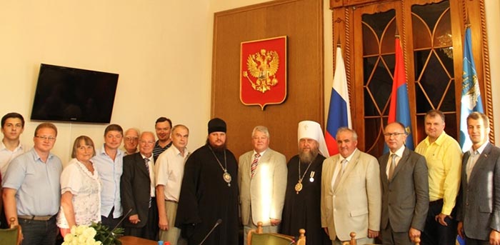 Митрополиту Александру вручена награда — «Почетный гражданин города Костромы»