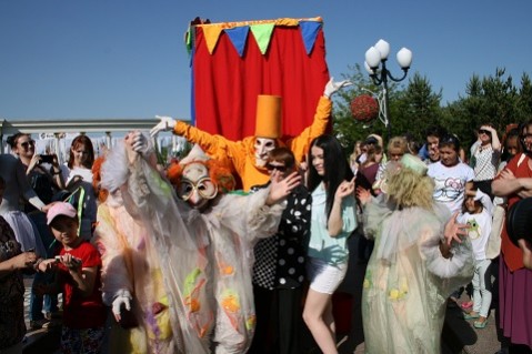 Казахстанский Фестиваль цветов «Гул Кала» посетил знаменитый театр-карнавал «Странствующие куклы господина Пэжо» (Россия, Санкт-Петербург). 