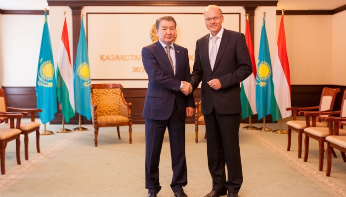 Председатель Верховного Суда Республики Казахстан Кайрат Мами встретился с Председателем Курии (Верховного Суда) Венгрии Петером Дараком, впервые посетившим нашу страну с официальным визитом. 