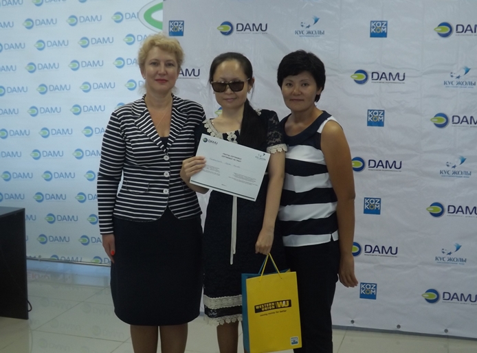 организаторы благотворительного проекта вручили сертификат на получение гранта в размере 200 000 тенге победительнице первого раунда Маржан Баймагамбетовой.