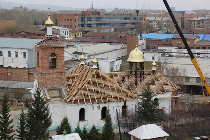 На старейший храм Усть-Каменогорска установлены новые купола