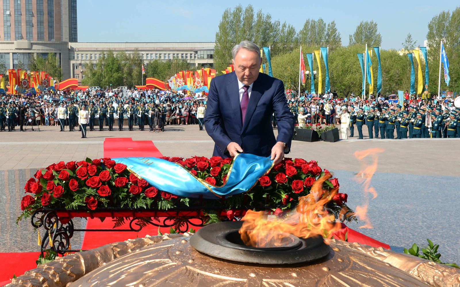 Участие в церемонии возложения цветов к монументу «Отан коргаушылар»