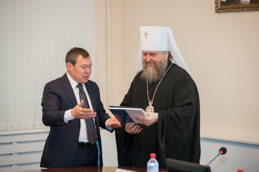 Состоялась встреча митрополита Александра с администрацией Южно-Казахстанской области