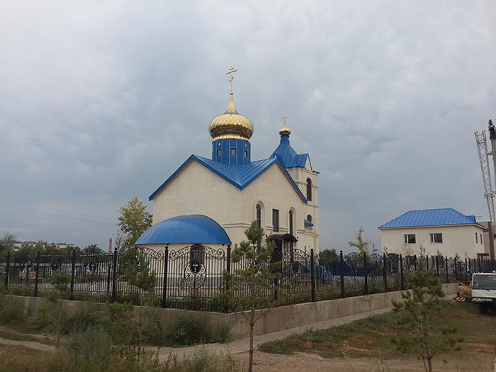 На купола храма во имя новомучеников Акмолинских в селе Акмол установлены кресты