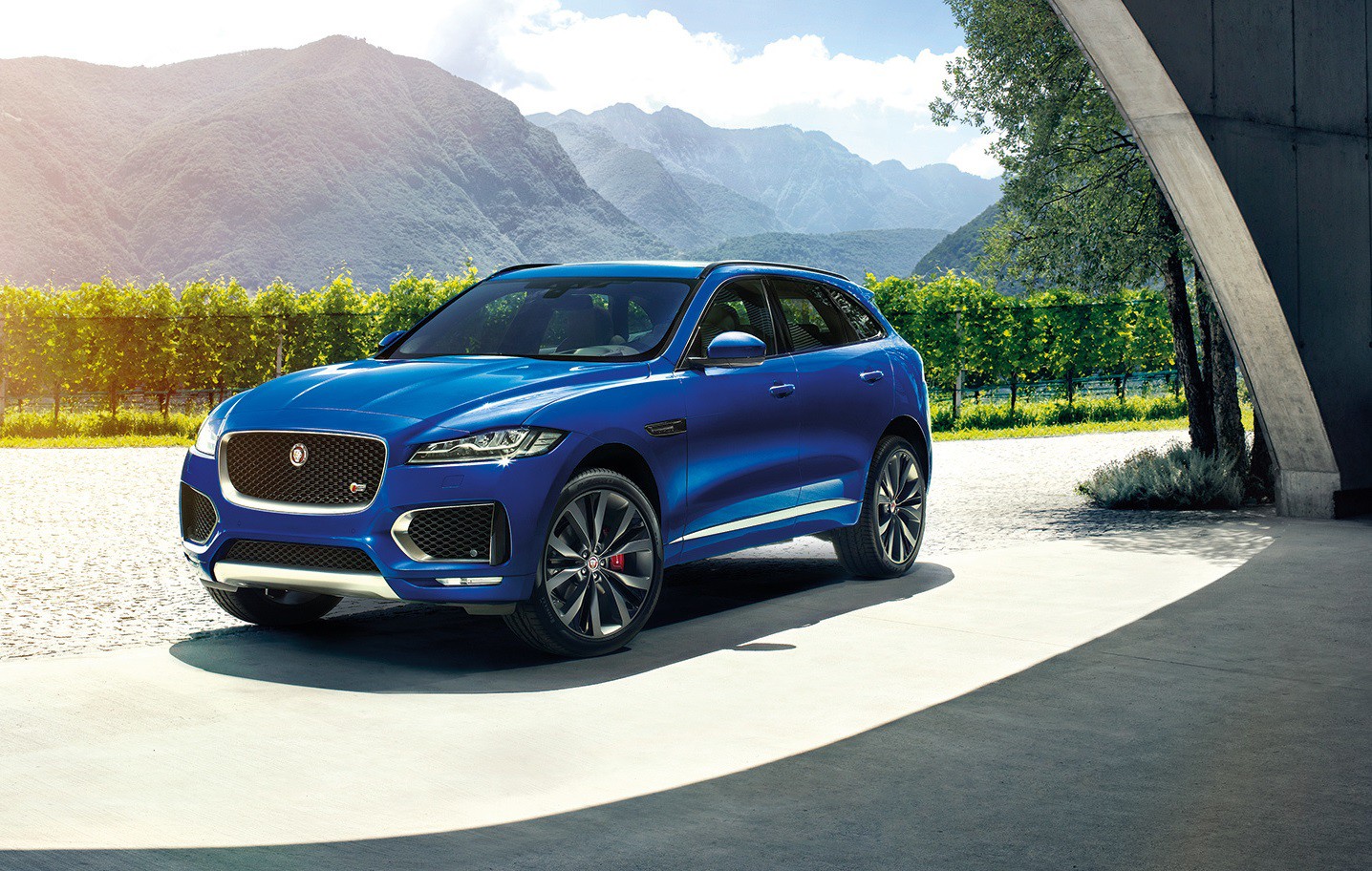 В Казахстане стартуют продажи первого в мире кроссовера в линейке Jaguar F-Pace