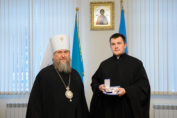 В завершение года, посвященного 1000-летию преставления равноапостольного князя Владимира, митрополит Александр вручил награды потрудившимся в подготовке и проведении юбилейных мероприятий