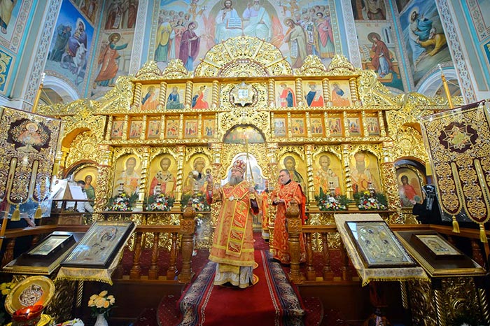 В день памяти великомученицы Варвары митрополит Александр совершил Литургию в Никольском соборе Алма-Аты и передал в дар храму часть гробницы праведного Симеона Верхотурского